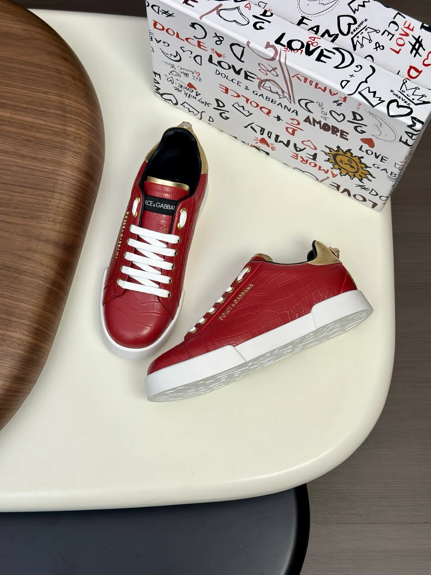 New product 💰800 DG Dolce & Gabbana men's shoes 💰ortofino calfskin sneakers ♞size; 39~44 (customized 38.45.46) Iconic men's shoes 💰ortofino series of sneakers, classic and timeless style, now presented with fashionable details. The calfskin engraved DG logo is a subtle finishing touch. Men's shoes💰ortofino calfskin sneakers: